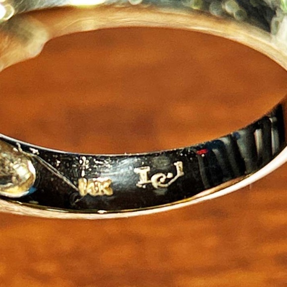 14kt GOLD RING 2 CT CUBIC ZIRCONIA, SIZE 9, 18 SIDE STONES, FACETED GEM ABOUT - Picture 2 of 5